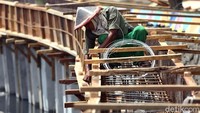 Pemasangan turap dilakukan untuk memperkuat dinding Kali Item agar tak mudah longsor saat dilakukannya proses pemasangan turap.