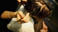 Ramuan diklaim memiliki kandungan protein tinggi yang bisa menyerap sampai akar rambut. (Foto: Daniel Berehulak/Getty Images)