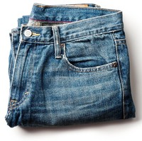 Pada era 50-an, jeans biru dilarang dipakai ke sekolah, teater, dan restoran karena dianggap sebagai bentuk pemberontakan terhadap kaum ortodoks. (Foto: iStock)