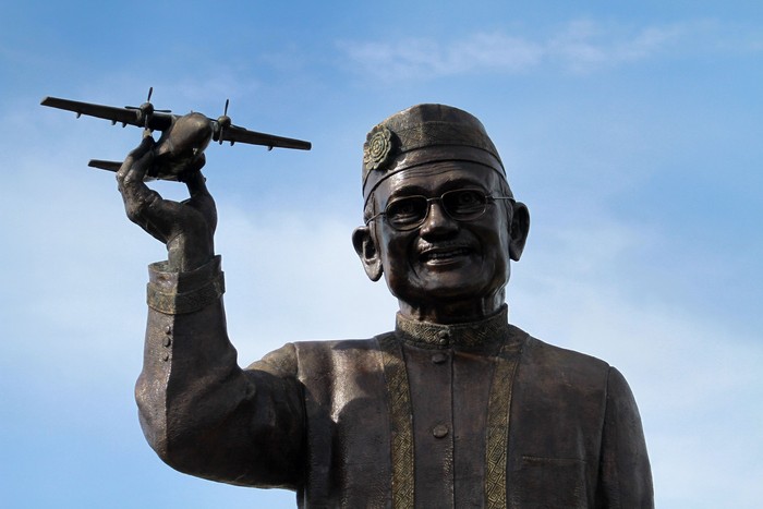 Patung raksasa BJ Habibie di Gorontalo masih dalam proses pembangunan. Patung perunggu itu pun disebut senilai Rp 1,7 miliar. Seperti apa bentuknya?