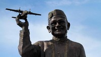 Patung raksasa mantan presiden Indonesia ketiga Bacharuddin Jusuf Habibie segera menghiasi jalanan kota Gorontalo, Kamis (3/1/2019).