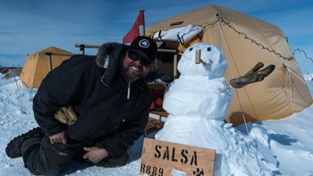 James Strurgill, tim yang tergabung dalam SALSA dan bertugas mengatur kelistrikan, berpose di depan tenda. Foto: Salsa