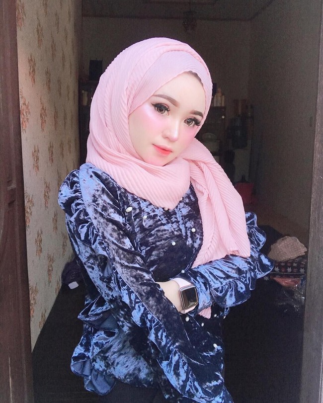 Di kesehariannya, Herlin kerap memilih pashmina sebagai hijabnya. Gaya pashmina tumpuk seperti Herlin memang banyak dipilih hijabers khususnya di awal tahun 2014. Foto: Instagram/HerlinKenza