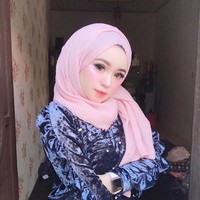 Di kesehariannya, Herlin kerap memilih pashmina sebagai hijabnya. Gaya pashmina tumpuk seperti Herlin memang banyak dipilih hijabers khususnya di awal tahun 2014. Foto: Instagram/HerlinKenza
