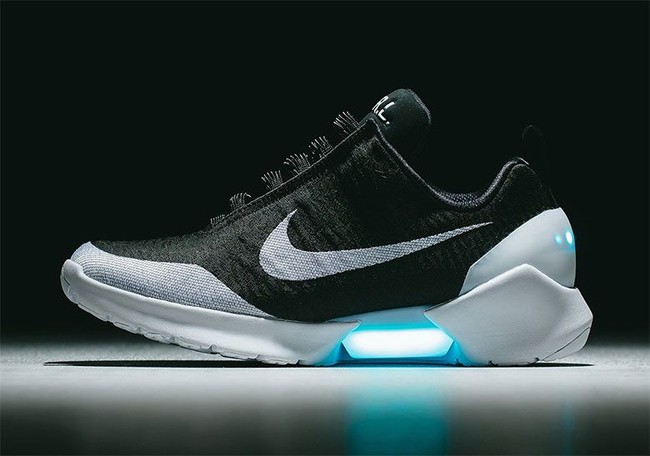 Nike’s self-lacing HyperAdapt basketball Shoe. Dalam waktu dekat, sepatu basket Nike bakal hadir dengan teknologi self-lacing yang bisa mengikat talinya sendiri. Cool! (Foto: Dok. Sneakernews)