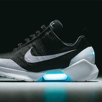 Nike’s self-lacing HyperAdapt basketball Shoe. Dalam waktu dekat, sepatu basket Nike bakal hadir dengan teknologi self-lacing yang bisa mengikat talinya sendiri. Cool! (Foto: Dok. Sneakernews)