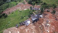 Longsor menerjang Kampung Cimapag, Sirnaresmi, Cisolok, Sukabumi pada Senin 31 Desember 2018. Hingga kini proses evakuasi terus dilakukan. Rencananya relawan dan Tim SAR yang bertugas akan dibagi dalam 6 sektor pencarian. Antara Foto/M Agung Rajasa.