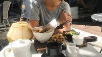 Quesadilla dan jamur jadi santapan Naomi saat brunch di Kim Soo. Manis banget ya senyumnya? Foto: Instagram naonomnom