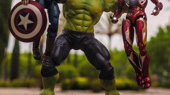 Hulk mendamaikan pertikaian Iron Man dan Captain America. Foto: David Cubero via Sina Mobile