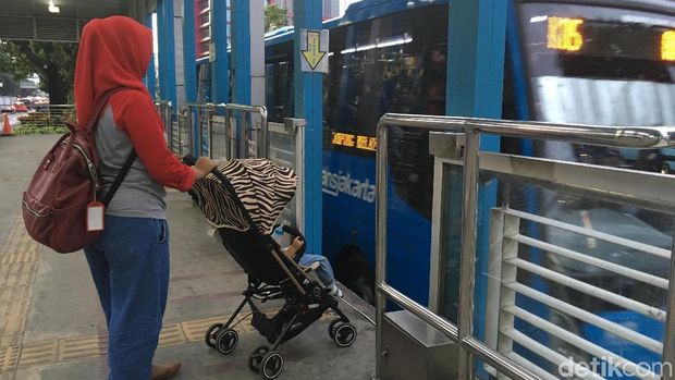 Tari dan anaknya harus menempuh Bogor-Jakarta menggunakan busway dan angkot tiap harinya.