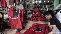 Meningkatnya permintaan pembuatan bendera partai itu pun dikatakan perajin dapat membuat mereka menghasilkan omzet hingga 60 juta per minggu.