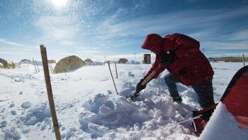 Mereka pun harus rajin membersihkan tumpukan es kalau tidak mau tenda terbenam. Tugas mereka selanjutnya adalah menurunkan perangkat robotika ke danau tersebut untuk mengetahui lebih jauh soal temperatur dan kebersihannya serta untuk mencari keberadaan kehidupan, kemugkinan adalah mikroba. Perangkat itu dibekali pula dengan 3 kamera video.Foto: Salsa