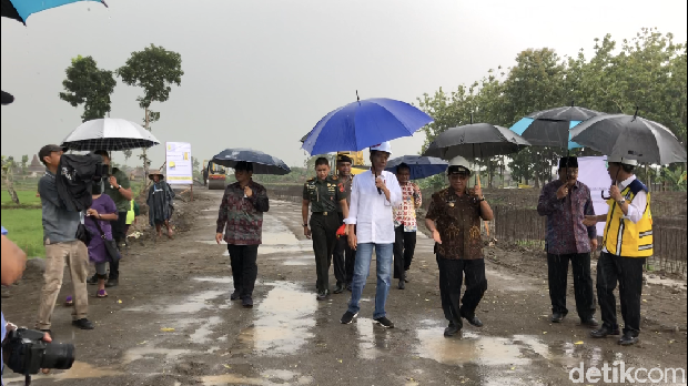  Presiden Joko Widodo (Jokowi) beralih ke kawasan Kali Bogel di Kecamatan Sutojayan, Blitar.