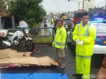 Motor Diseruduk Mobil, Pasutri Jatuh Lalu Tewas Terlindas Truk