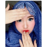Kini, Herlin pun aktif berbisnis softlense. Ia menjual softlense berukuran besar seperti mata boneka di Instagram-nya. Softlense inilah yang membuat wajah Herlin mirip barbie. Foto: Instagram/HerlinKenza