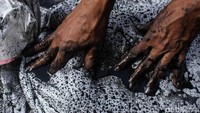 Hasilnya ratusan karung lumpur berhasil diangkut.