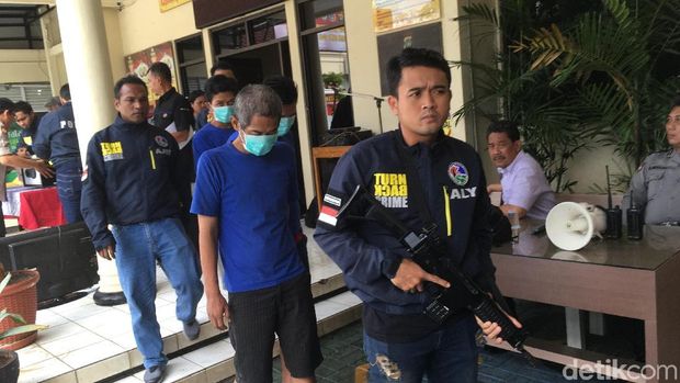  Polsek Kembangan, Jakarta Barat, menangkap dua orang pria berinisial  WN dan AM, pengedar ekstasi jaringan Lapas Cipinang. 