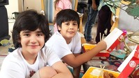 Berwajah imut-imut, lihat nih Emiliano sedang menikmati bento di lokasi syuting. Foto: Instagram@emilianocortizo