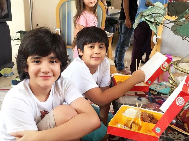 Gantengnya Emiliano Cortizo Saat Sedang Cicip Makanan Enak