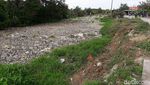Euch! Potret Sungai Sampah di Tarumajaya Bekasi