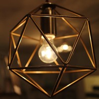 Kombinasi berbagai unsur metal pada interior rumah akan membuat hunian terasa lebih hangat, modern dan mewah. Oleh sebab itu, penataan dengan dua hingga tiga perpaduan metal akan booming di 2019. Kamu bisa mempertimbangkan perpaduan tembaga, stainless steel, perak atau kuningan. Foto: iStock