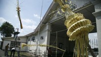 Pemasangan dekorasi pernikahan tersebut sebagai pertanda tempat pelaksanaan pernikahan putra Wakil Gubernur DIY K.G.P.A.A. Paku Alam X yaitu B.P.H. Kusumo Bimantoro dengan Maya Lakshita Noorya pada 5-6 Januari 2019. ANTARA FOTO/Hendra Nurdiyansyah.