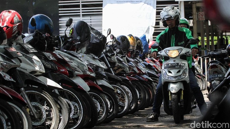 Seorang pengendara ojek online di Jakarta (Foto: Rifkianto Nugroho) Seorang pengendara ojek online di Jakarta (Foto: Rifkianto Nugroho)