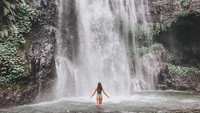 Rozanna di Bali dalam rangka merayakan liburan Natal, serta Tahun Baru 2019. Dia mengunjungi beberapa destinasi, salah satunya air terjun Sekumpul yang keren ini. (Instagram/@rozannapurcell)