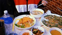 Berlibur ke Korea, tentunya Ria tidak akan melewatkan waktu untuk kulineran di sana. Aneka hidangan khas Korea dari kuah hingga gorengan, semuanya dilahap hingga habis oleh Ria. Foto: Instagram @riasukmawijaya