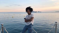 Gayanya yang khas dan rambut gimbalnya, membuat Luka terlihat unik dan punya pesona tersendiri. Dia juga suka traveling. (lukasabbat/Instagram)
