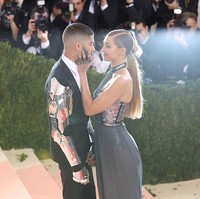 Kemesraan kerap diperlihatkan pasangan model-musisi ini, baik di Instagram maupun red carpet. Salah satunya ketika keduanya saling bertatapan mesra di acara Met Gala yang digelar Vogue, beberapa waktu lalu. Foto: Getty Images