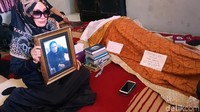 Anne Winarni, istri kedua Torro Margens, tak bisa menutupi kesedihannya kehilangan suami tercinta.
