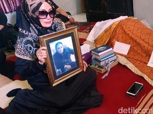 Isak Tangis Istri dan Putri Bungsu saat Jenazah Torro Margens Dikebumikan