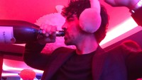 Joe Jonas merayakan Tahun Baru dengan botol minuman di tangan. Kelihatannya Joe lagi berpesta ya. Foto: Istimewa