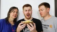 Dave baru saja menantang kerabatnya makan buah durian. Video saat makan durian ia unggah lewat channel youtubenya dan sukses menarik banyak perhatian. Foto: instagram @londokampung