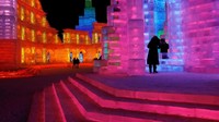 Indahnya istana es warna-warni tersebut. REUTERS/Tyrone Siu.