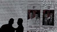 Di bawah foto capres-cawapres terdapat logo partai pengusung.