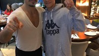 Romeo tak lewatkan momen foto bersama Salt Bae yang terkenal dengan gerakan menabur garamnya. Lihat saja tuh gaya Romeo saat menirukan, gemes ya? hihi. Foto: Instagram romeobeckham