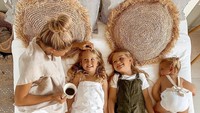 Menjelang tidur, Eleesha seperti sedang menceritakan dongeng untuk anak-anaknya. Dengan santai, ia sambil menikmati secangkir kopi di tangannya.  Foto: instagram @the.quinn.girls