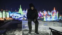Dimulai tahun 1985, Festival Internasional Patung Es dan Salju Harbin terinspirasi oleh lentera tradisional Heilongjiang yang diukir dari es dan diterangi oleh lilin. Festival ini sejajar dengan Sapporo Snow Festival di Jepang, Quebec Winter Carnival di Kanada dan Holmenkollen Ski Festival di Norwegia (Kevin Frayer/Getty Images AsiaPac/Getty Images/CNN Travel)