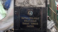 Dinding keramik tugu batas wilayah Kelurahan Tanah Tinggi dan Galur ini juga ambrol tak berbentuk.
