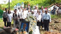 Ayahanda Didik Nini Thowok meninggal dunia di usia 87 tahun di Temanggung, Jawa Tengah. Begini suasana di rumah duka. Foto: Eko Susanto/ detikHOT