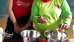Gaya  Seru Caleg Cantik Milly Syafiq Saat Masak dan Berpose  Bareng Kerupuk