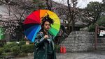 Foto: Gaya Liburan Pacarnya Kourtney Kardashian, Luka Sabbat