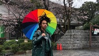 Gayanya saat berada di Shibuya, Jepang. (lukasabbat/Instagram)
