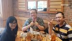 Gaya  Seru Caleg Cantik Milly Syafiq Saat Masak dan Berpose  Bareng Kerupuk