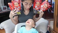 Dapat kiriman jamur krispy, Kezia dan sang putra terlihat begitu bersemangat. Sayangnya, sang putra belum boleh menyicip jamur krispy ini. Foto: Instagram @itskeziakaramoy
