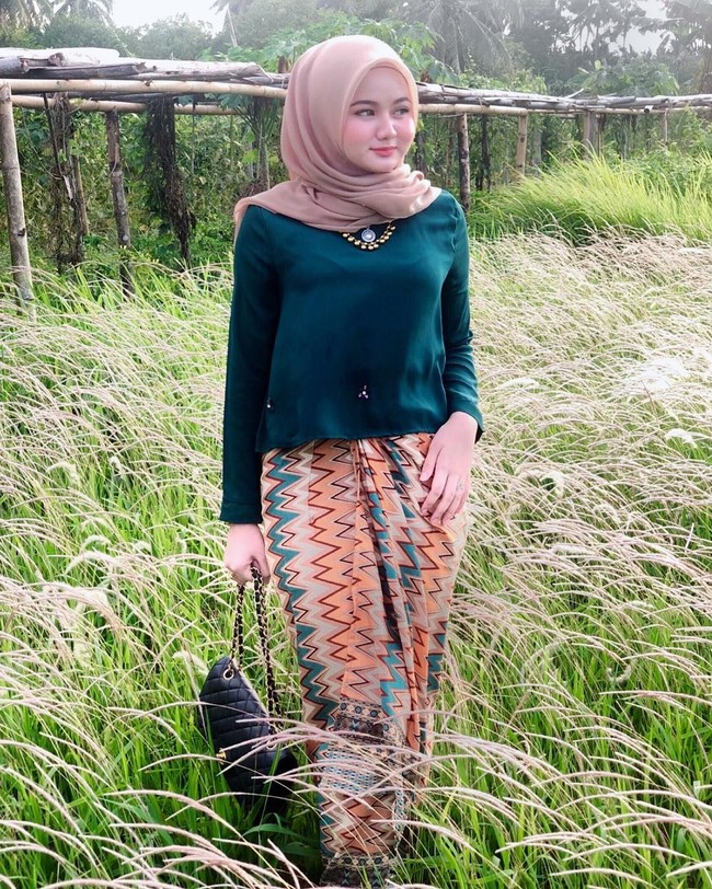 Eyna sosok yang cukup populer di Instagram. Hijabers berparas manis ini memiliki lebih dari 280 ribu follower. Foto: Instagram/@eynanan