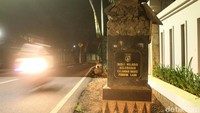 Tugu batas wilayah Kelurahan Cilandak Barat dan Pondok Labu ini sudah tampak rusak dan tak terawat.