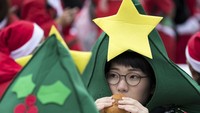 Karena bertema natal, peserta Tokyo Great Santa Run 2018 ini memilih untuk jadi pohon natal. Wah antimainstream nih dia! (Foto: Tomohiro Ohsumi/Getty Images)